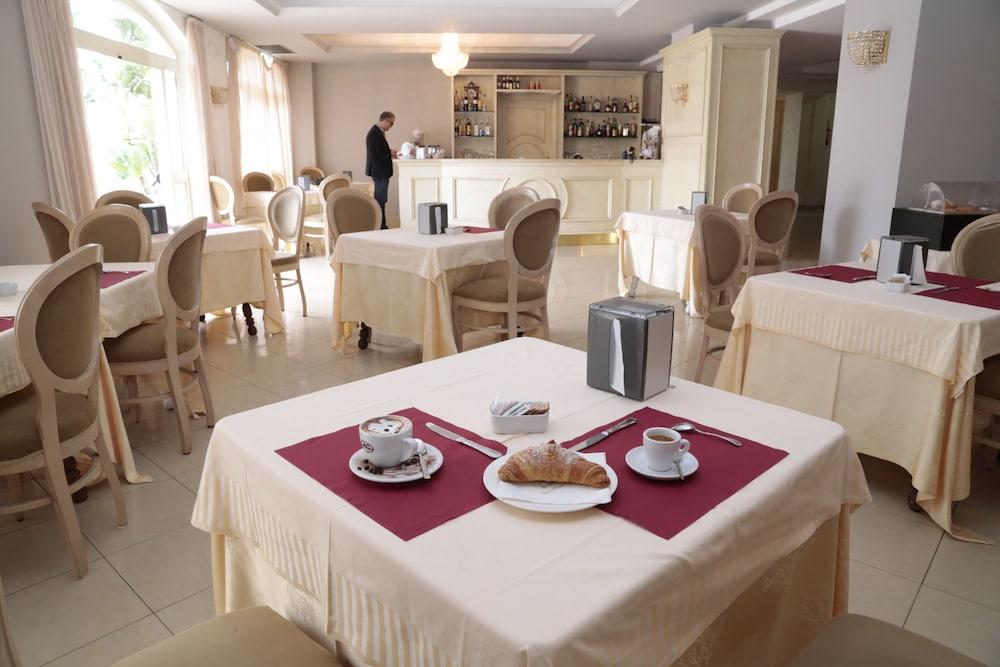 Club Hotel Kennedy Roccella Ionica Exterior foto